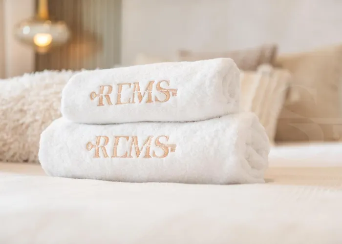 Platinum Picasso-inspired Rems Málaga